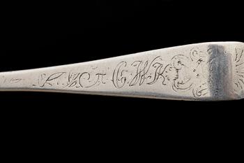 SKEDAR, 12 st, silver, bl a Peter Falk (1765-66) Falköping. främst 1700-tal. Tot vikt ca 605g.