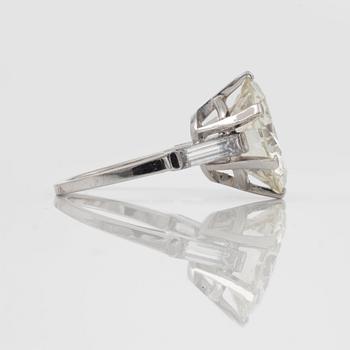 RING med briljantslipad diamant ca 8.87 ct. Kvalitet ca M-O (Cape)/VVS1. Flankerad av två baguetteslipade diamanter.