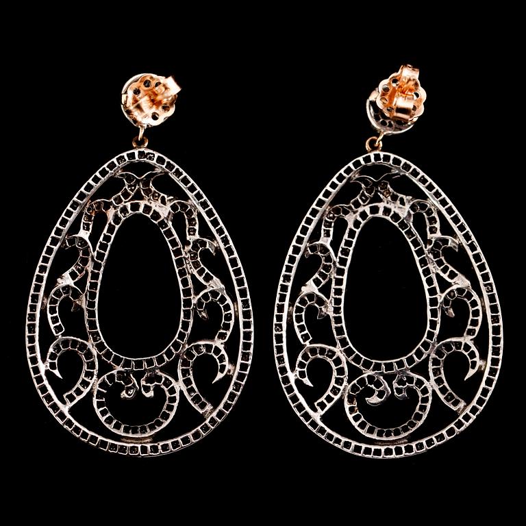 ÖRHÄNGEN, 1 par, 18 k roséguld och silver, diamanter tot 2.72 ct.