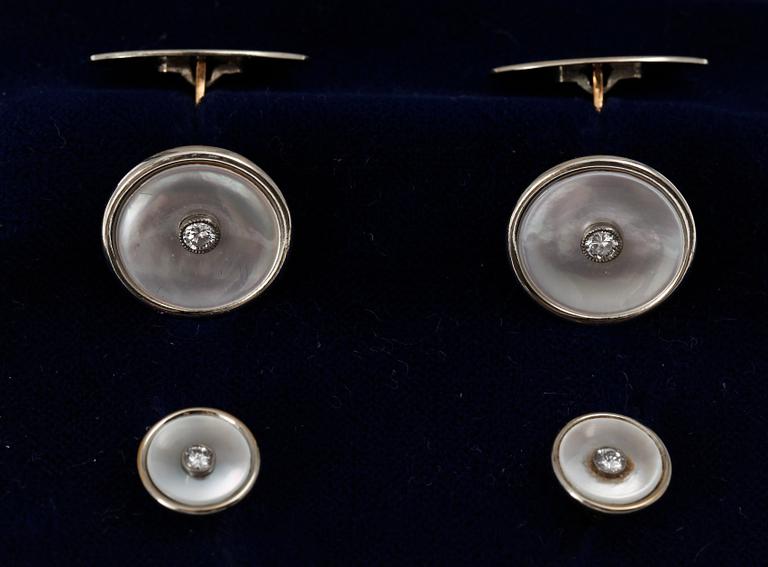 MANCHETTKNAPPAR samt FRACKKNAPPAR, ett par, 18 K guld med briljantslipade diamanter och pärlemor, 1963.