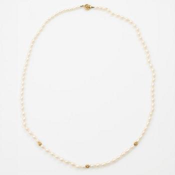 Cultured pearl necklace, with a shell-shaped clasp in 18K gold.