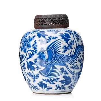 819. A Chinese blue and white jar, Qing dynasty, Kangxi (1662-1722).