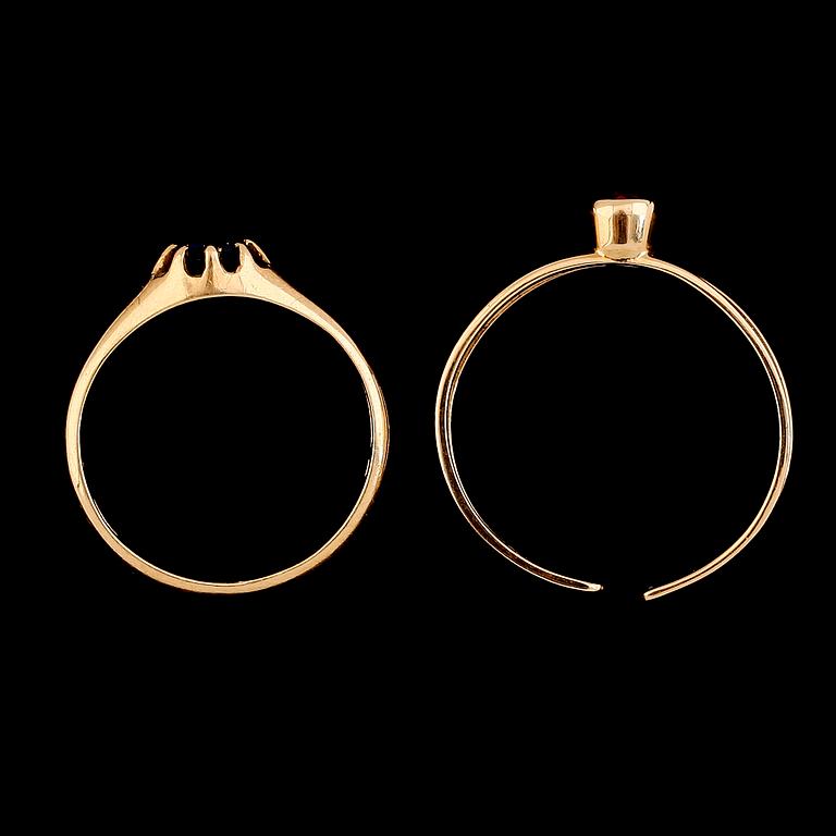 RINGAR, 2 st, 18K guld, med röd och blå sten. Vikt ca 3 g.