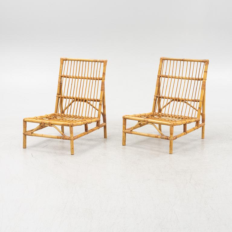A pair of wicker lounge chairs and a table, 1950's.