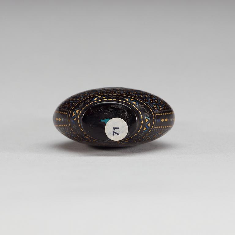 A lacque burgalate snuff bottle, early 20th Century.