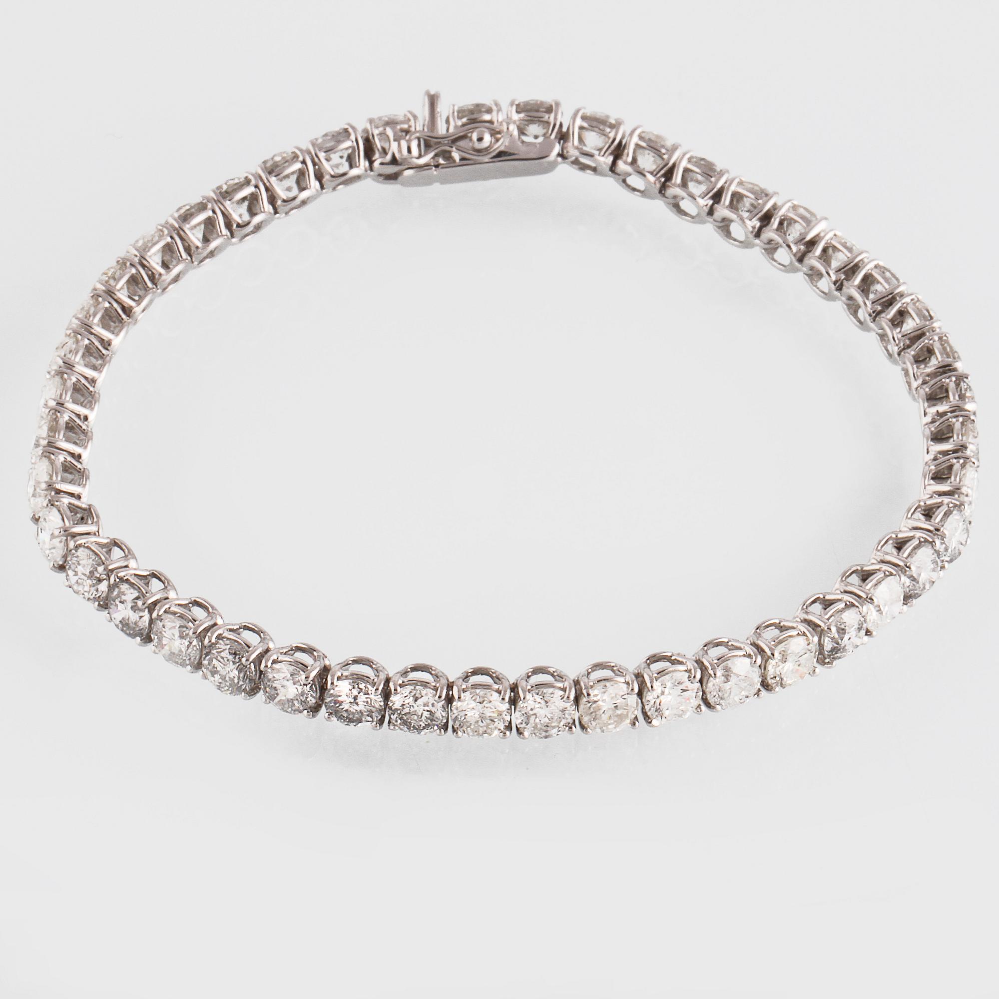 ARMBAND, 18K vitguld med briljantslipade diamanter ca 15.20 ct. Vikt 17,1 gram.