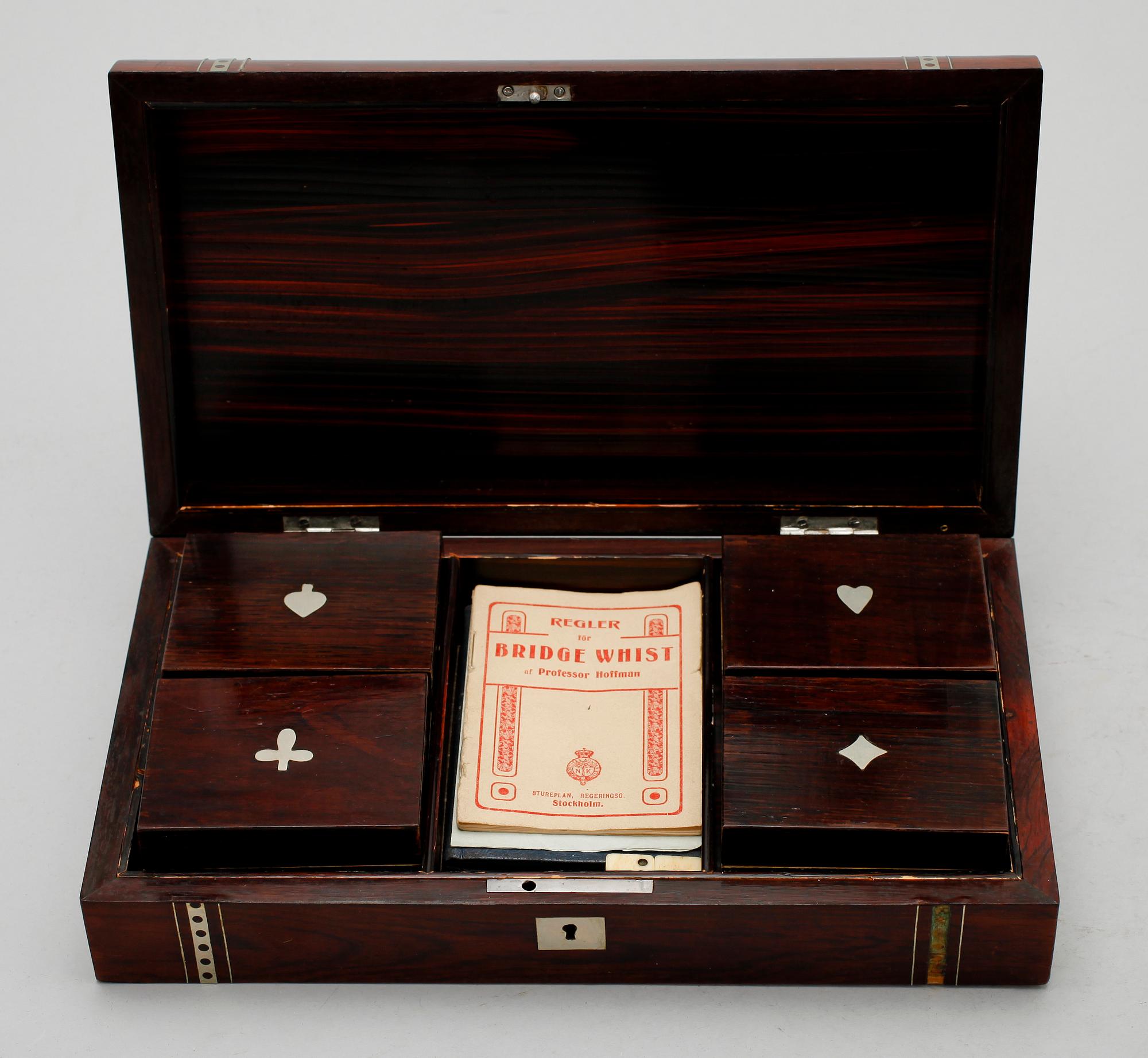 SCHATULL, sekelskiftet 1900, för spelmarker. Samt KAFFESKEDAR, 12 st, silver (Vikt 164 g).