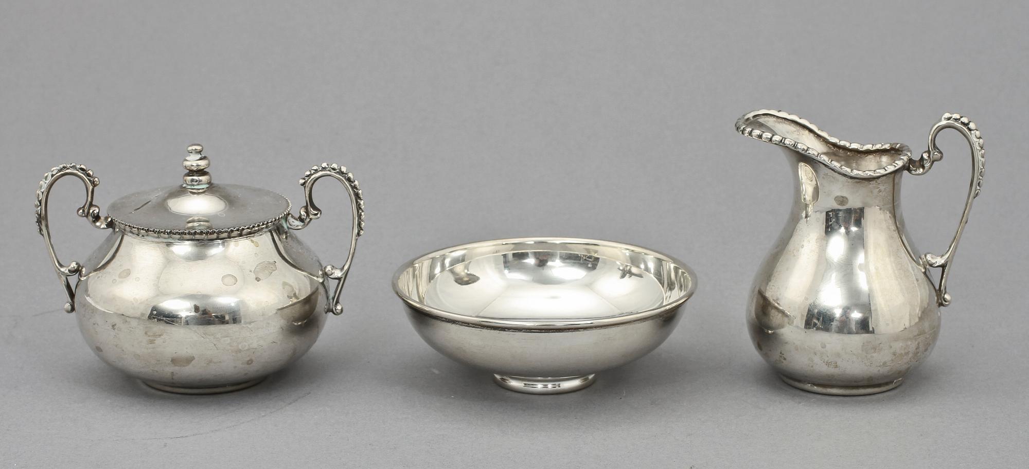 GRÄDDKANNA, SOCKERSKÅL samt SKÅL, silver, utländska stmpl, 1900-tal. Vikt 260 g.