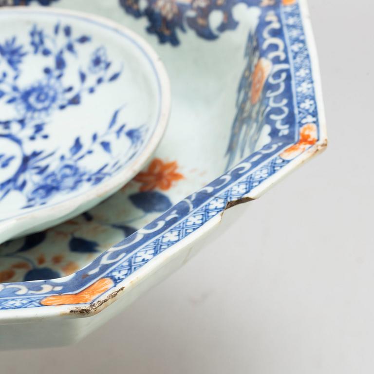 A large imari serving bowl and a blue and white export butter dish,