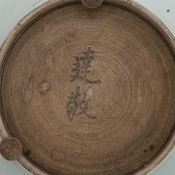 A Japanese blue and white porcelain dish, Edo period (1603-1868).