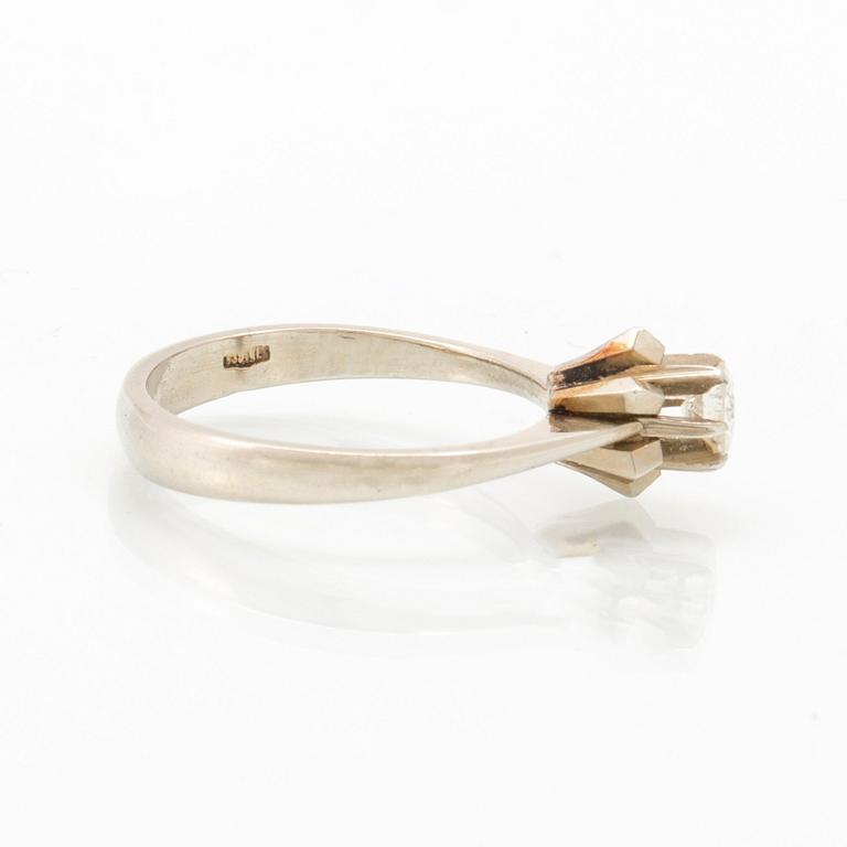 An 18K white gold and diamond ring, approx. 0.2 ct.