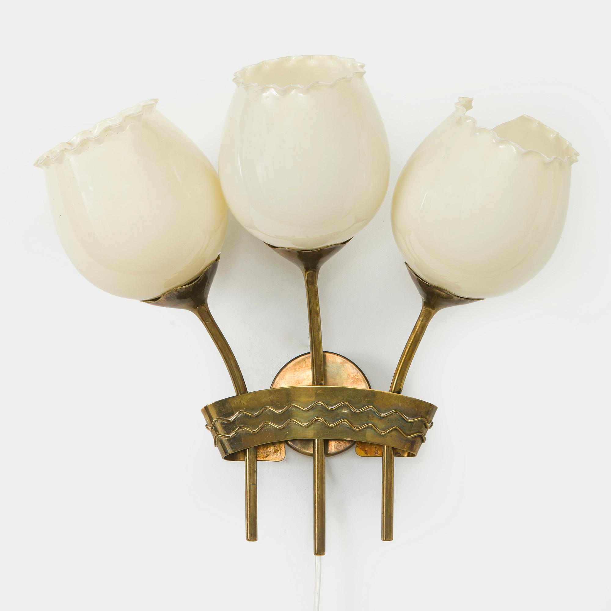 Paavo Tynell, A mid-20th century made to order wall light for Taito.