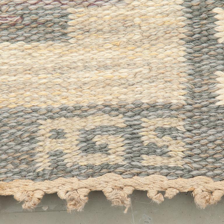 A sewdish flat weave carpet by Anna Greta Sjöquist, sigend AGS. Around 225 x 149 cm.