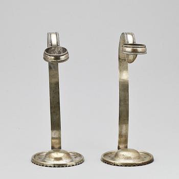 FLASKSTÄLL, ett par, nysilver, 1900-talets första hälft.