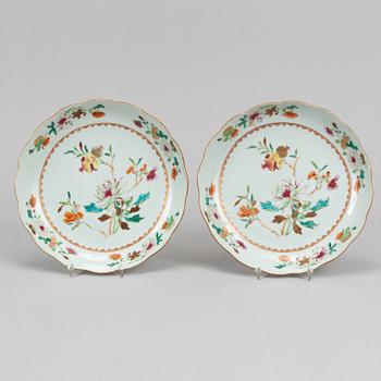 Tallrikar, sex (4-2)  stycken, kompaniporslin. Qing dynastin, Qianlong (1736-95).