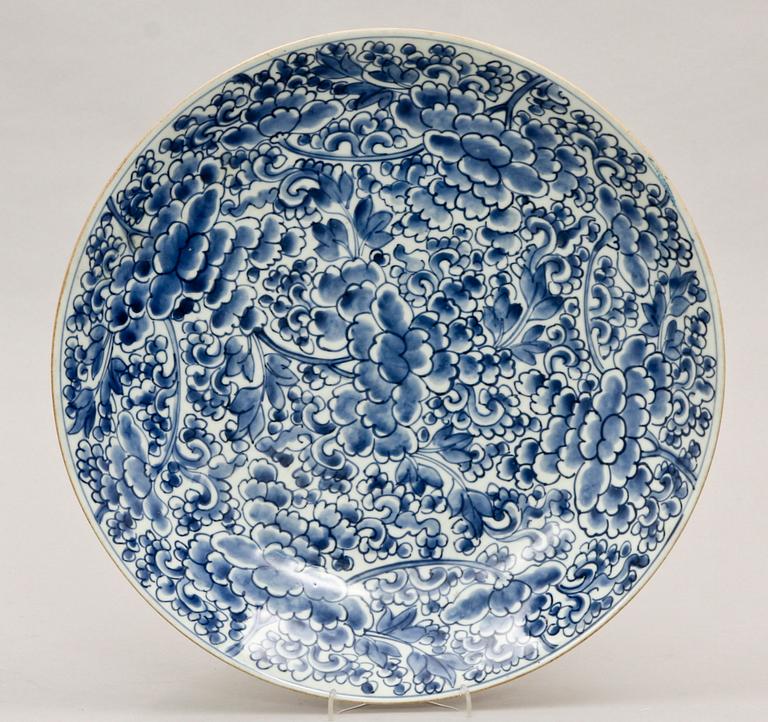 A blue and white dish, Qing dynasty, Kangxi (1662-1722).