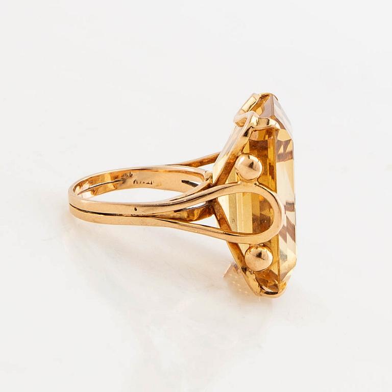 Ring 18K gold with step-cut citrine.