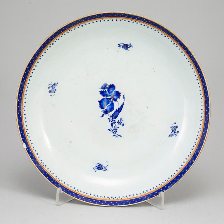 Two export dishes, Qing dynasty, 18th Century.