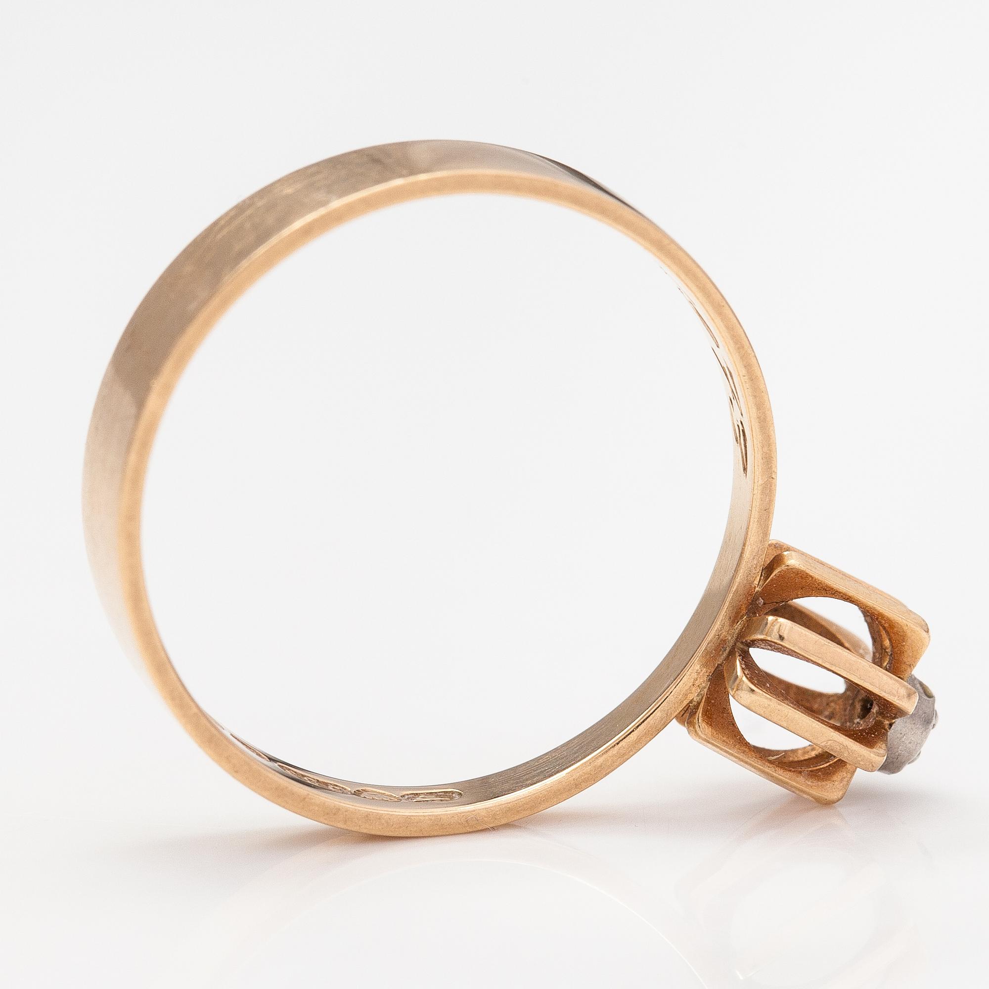 Elis Kauppi, A 14K gold ring with a ca. 0.01 ct diamond. Kupittaan kulta, Turku 1972.