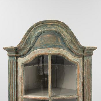 A marbeled corner cabinet, 18th Century.