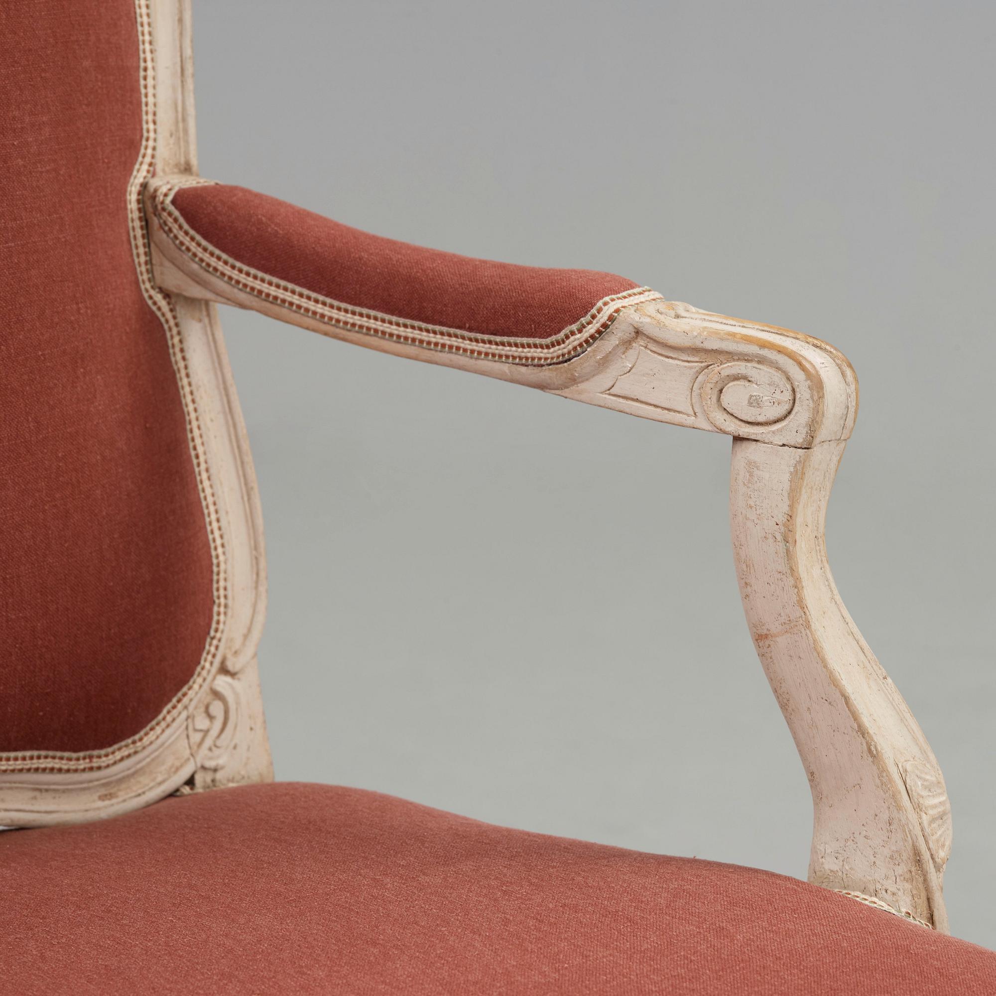 KARMSTOL. Stockholmsarbete, i Olof Höglanders art (mästare i Stockholm 1750-1765). Rokoko. En senare kopia medföljer.