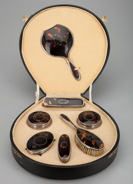 TOILETTSET, 7 delar, silver och sköldpaddsskal, Birmingham 1927.