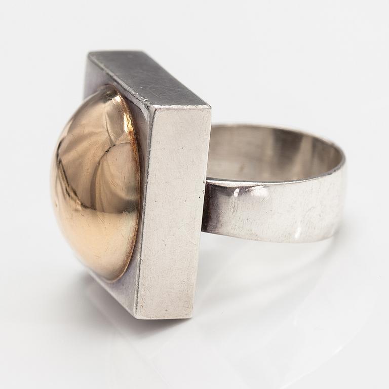 Saara Hopea, Ring, sterlingsilver, guld. Ossian Hopea, Borgå 1972.