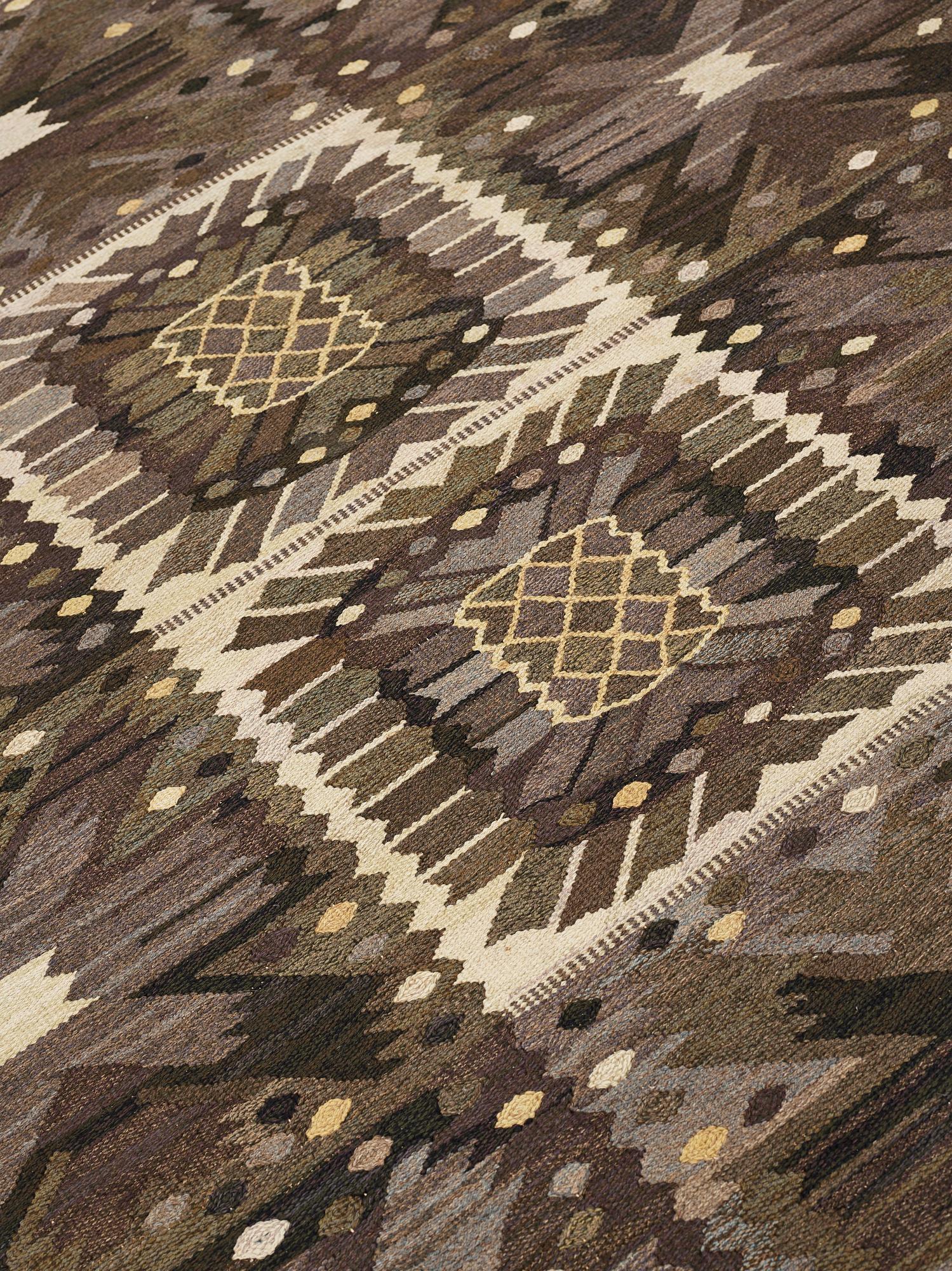 Barbro Nilsson, Matta, "Nejlikan gråsvart", gobelängteknik, ca 273,5 x 213,5-219,5 cm, signerad AB MMF BN.