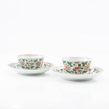 Koppar med fat, två stycken, porslin. Qingdynastin, Kangxi (1662-1722).