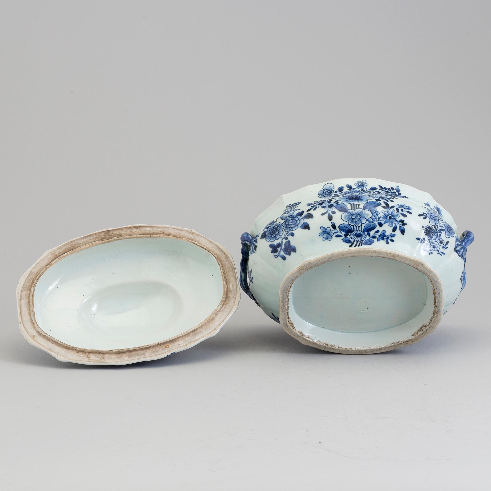 A blue and white tureen with cover, Qing dynasty, Qianlong (1736-95).