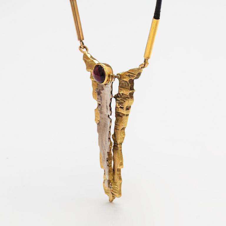 Jouni Salo, A unique necklace made of 18K gold, palladium, leather and a garnet. Tillander, Helsinki 1995.