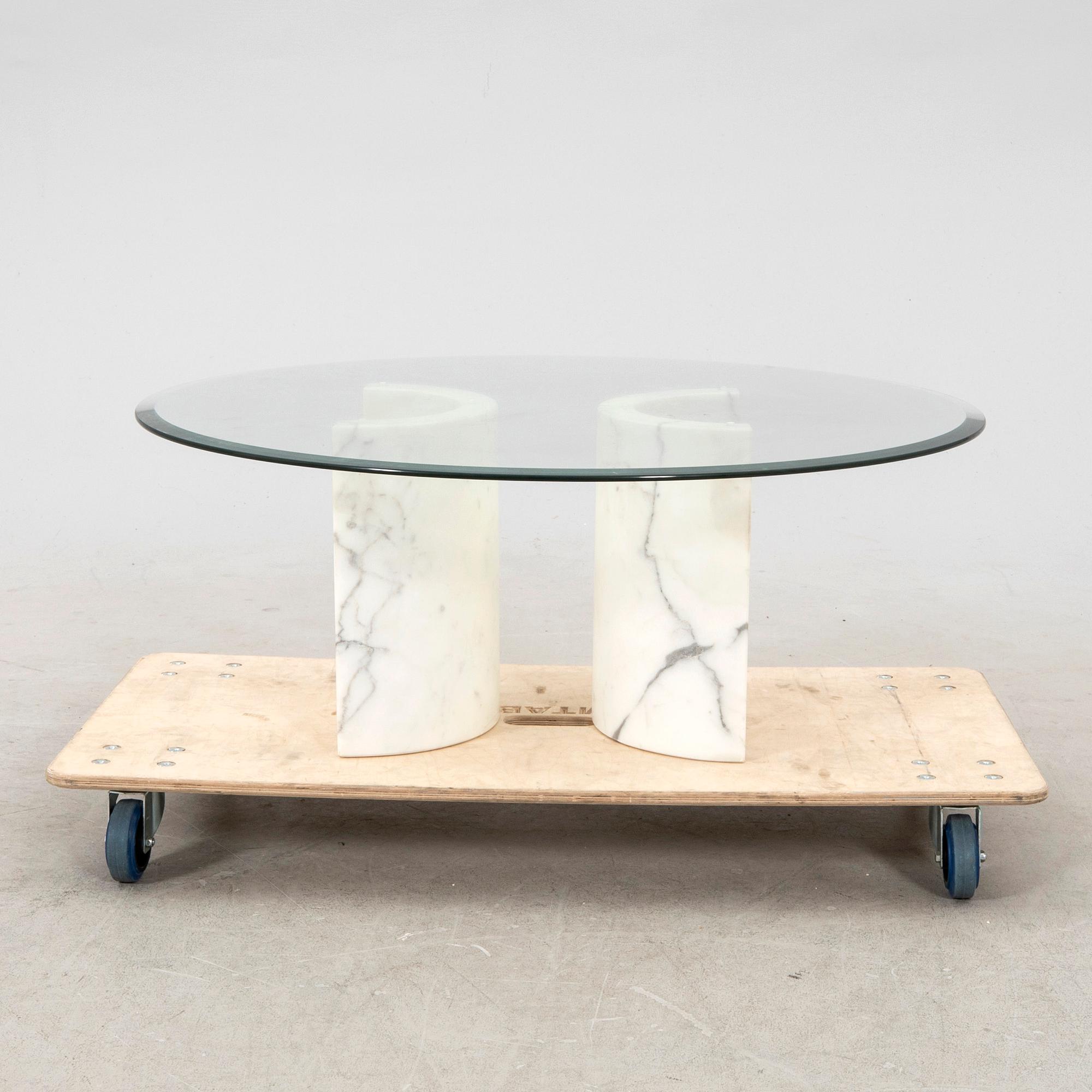A late 20th century marble and glass coffee table. - Bukowskis