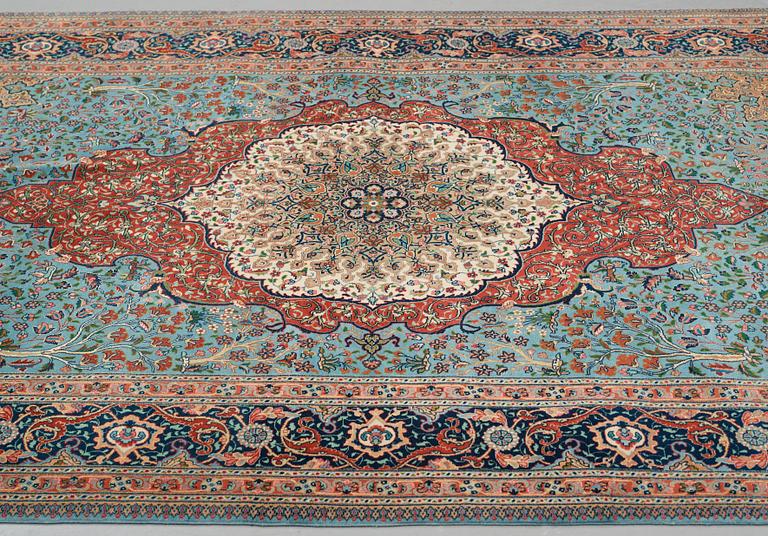 Matta, old Täbris, ca 263,5-266 x 165,5-169,5 cm (samt kortsidorna med 1-1,5 cm blå- och terrakottarandig slätväv).