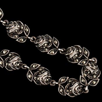 COLLIER, silver samt markasiter, importstämplad. Vikt 29 g.
