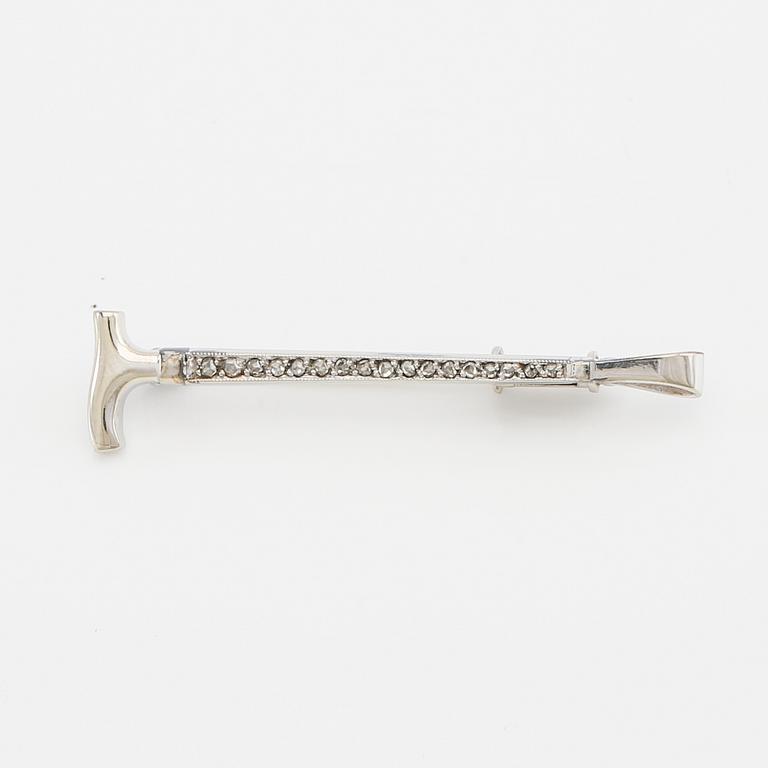 Brooch in 18K white gold shaped like a riding crop with rose-cut diamonds, G. Dahlgren & Co Malmö 1944.