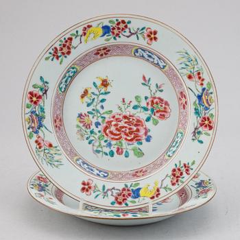 19 famille rose and imari export porcelain plates, Qing dynasty, Qianlong (1736-95).