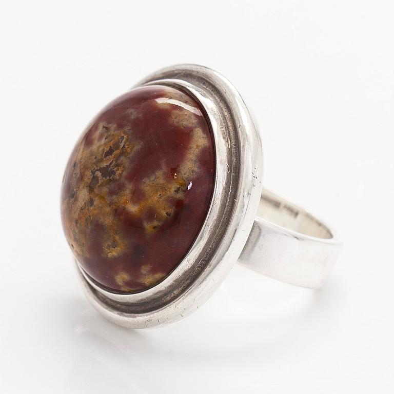 Saara Hopea, ring, sterlingsilver och jaspis, Ossian Hopea, Borgå 1972.