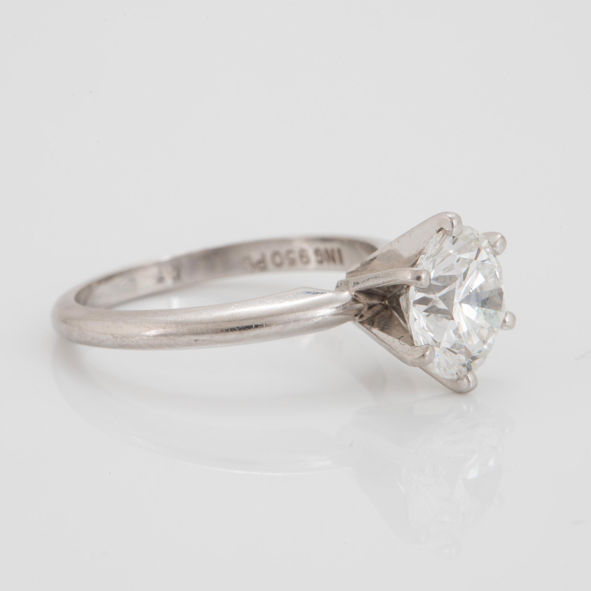 Ring platina med en rund briljantslipad diamant 2.17 ct  kvalitet G si1 enligt medföljande GIA certifkat.