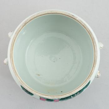 A famille rose tureen with cover, late Qing dynasty.