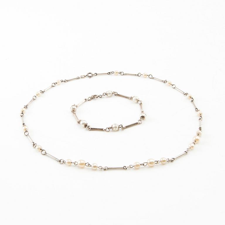 Halsband och armband silver och pärlor svenska importstämplar.