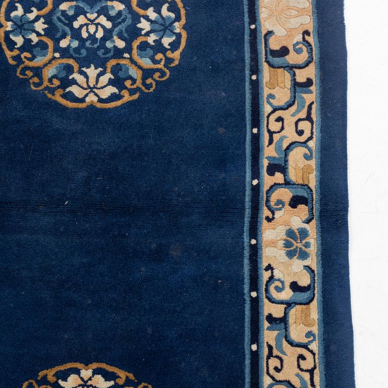 Gallerimatta, Kina, old, antik finish, ca 302 x 72 cm.