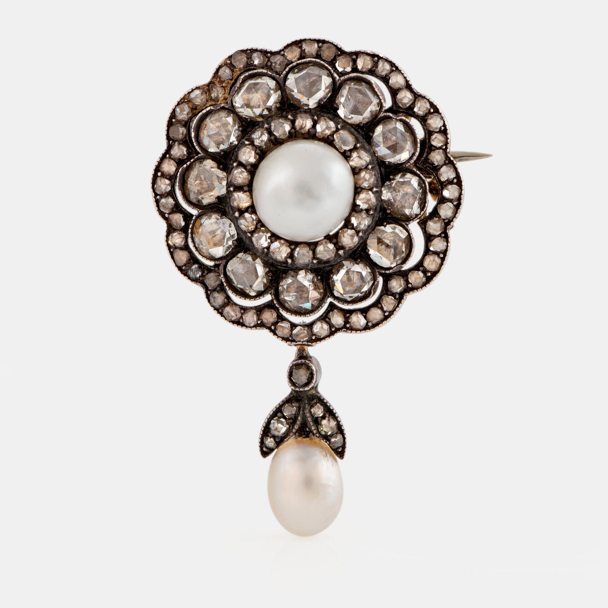 Brosch/hänge med en boutonformad pärla och en droppformad pärla samt rosenslipade diamanter.
