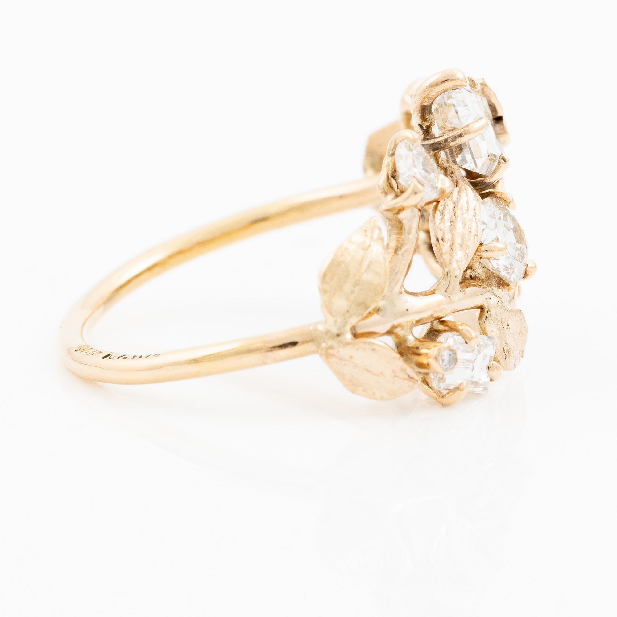 Ring, Mandelstam, 18K guld med baguette- och runda briljantslipade diamanter.