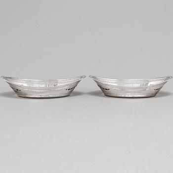 A pair of sterling silver bowls from London, England, 1898. Unidentified maker's marks.