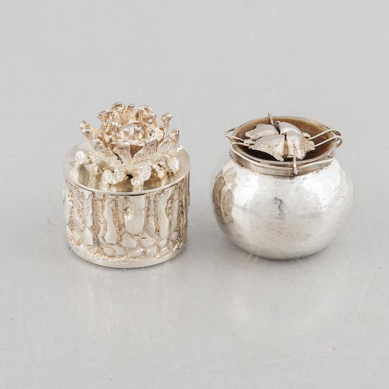 Two small sterling silver boxes with lid, marks of Lars Arby, Gothenburg 1970 and 1980.