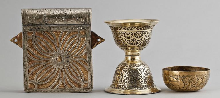 PARTI ORIENTALISKA FÖREMÅL, 3 st, metall. 1900-tal.