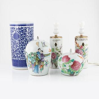 A Chinese umbrellastand, two jars with cover and a pair of vases/table lamps, 20th century.