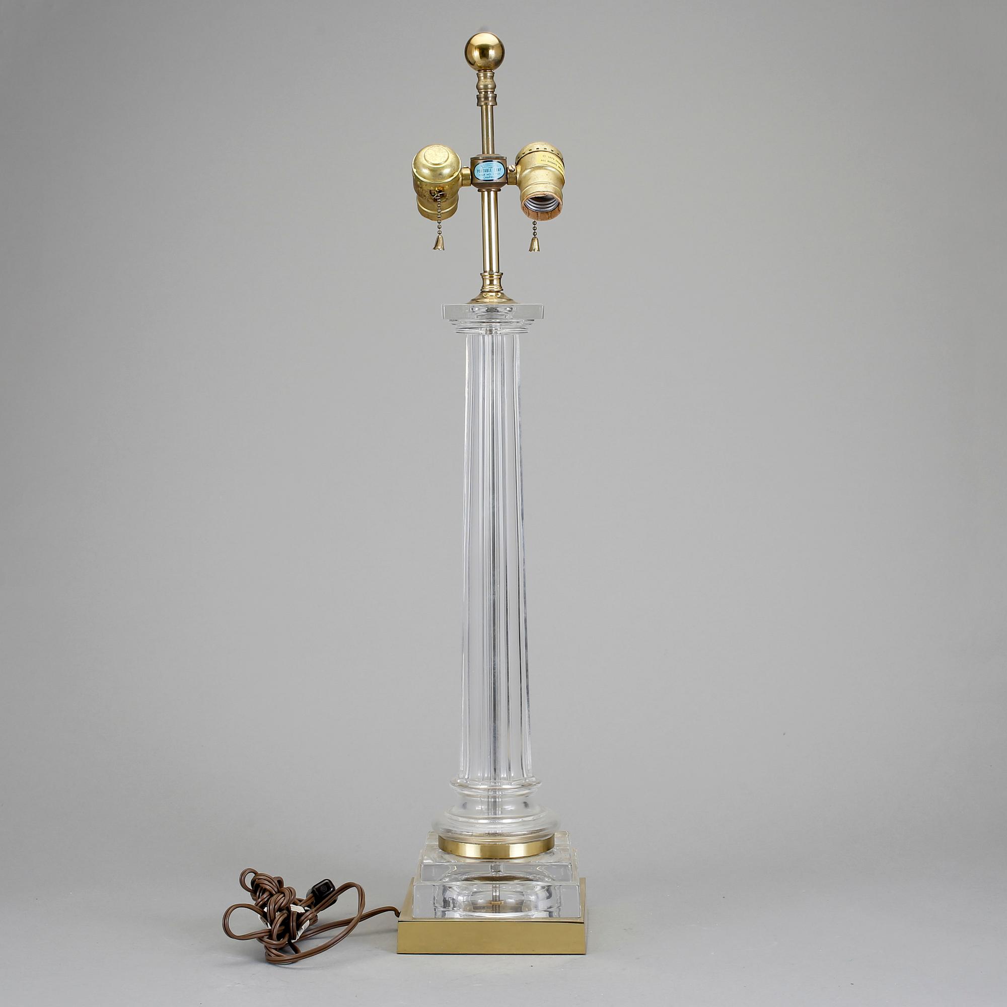 BORDSLAMPA, mässing och glas. Chapman, England, 1970-tal.