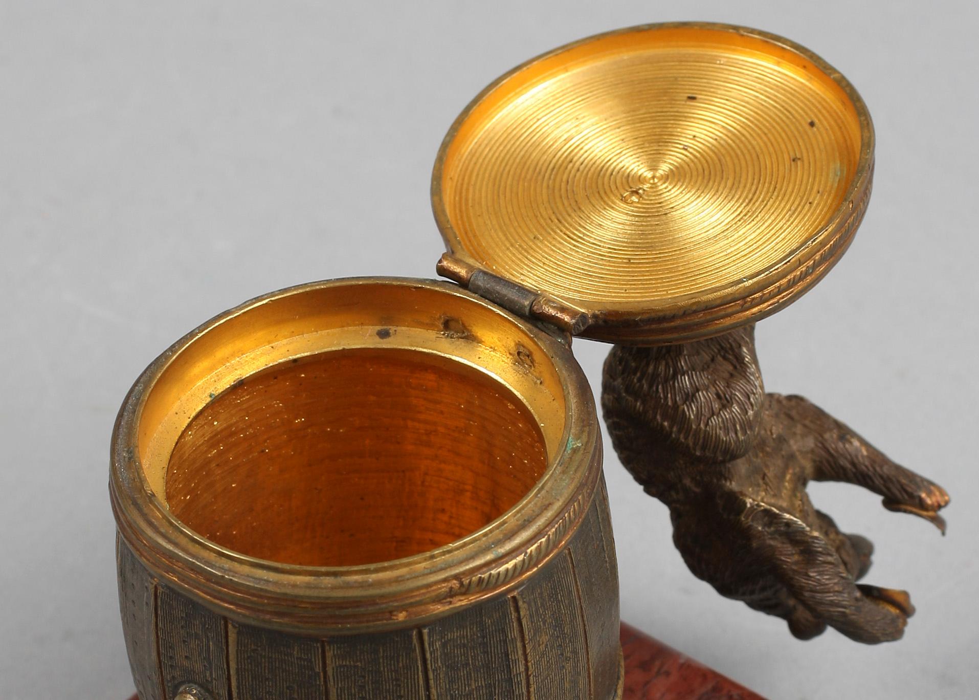 BURK MED LOCK, troligen Wienerbrons, omkring 1900.