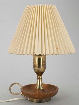 BORDSLAMPOR 2 st, brons, mässing och trä,1960-tal.